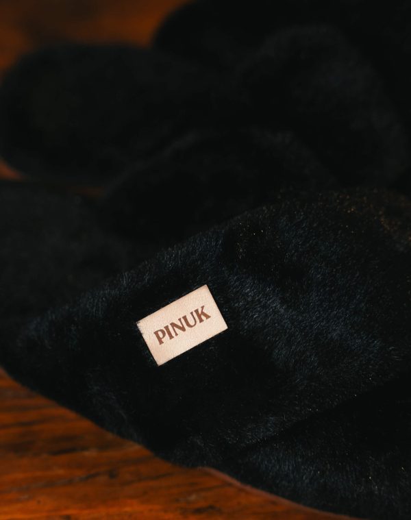 Pantufa Anatômica X Preta em close da microfibra felpuda com etiqueta Pinuk