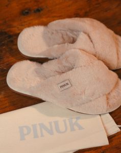 Pantufa Anatômica X Bege felpuda de tiras cruzadas sobre madeira e saquinho de tecido Pinuk