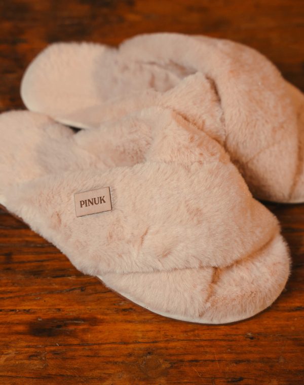 Pantufa Anatômica X Bege felpuda de tiras cruzadas e etiqueta Pinuk sobre madeira rústica