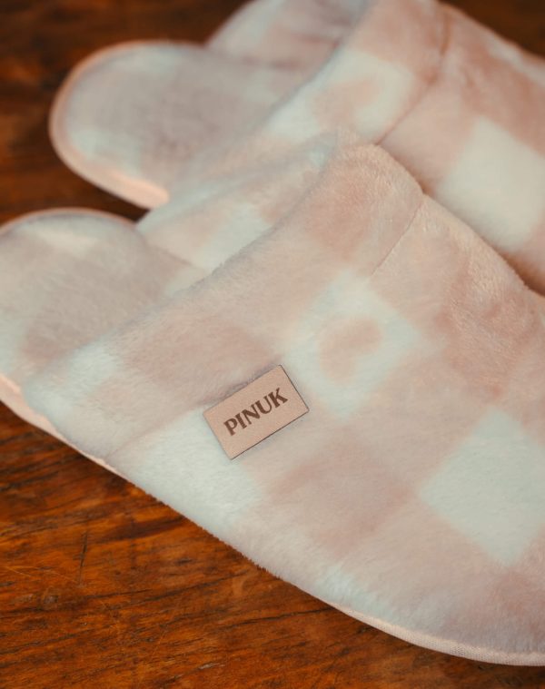 Pantufa Silver Xadrez Rosa em detalhe, com tecido felpudo e etiqueta Pinuk