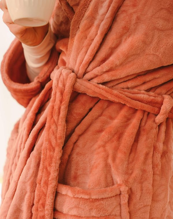 Roupão Lady Blush rosa-coral em detalhe, com faixa amarrada na cintura e bolso frontal