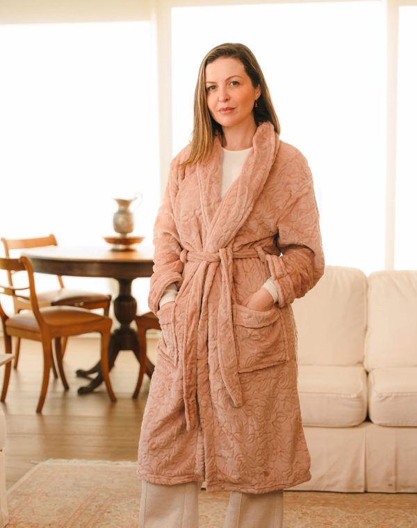Roupão Lady Amarula rosa-antigo vestido por mulher em sala com sofá branco