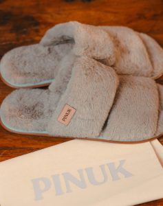 Pantufa Duo Agatha Cinza felpuda de duas tiras sobre madeira, com saquinho de tecido Pinuk